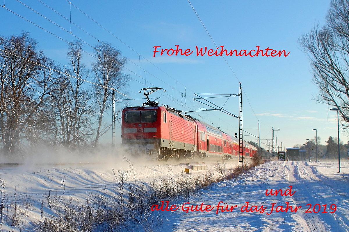 Die 112 122 schiebt den RE 5 am 29.12.2014 durch Nassenheide nach Falkenberg (Elster).