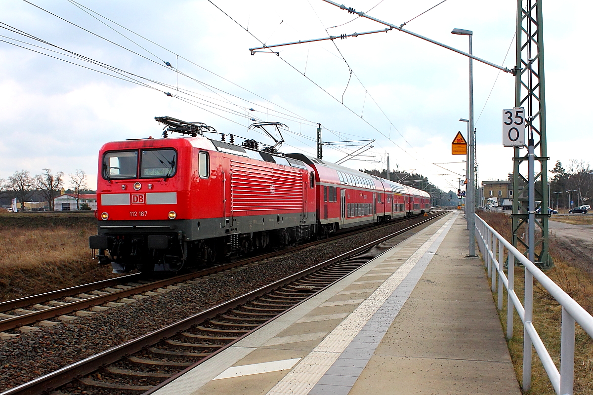 Die 112 187 mit dem RE 92380 von Oranienburg nach Stralsund Hbf am 09.03.2018 in Nassenheide.