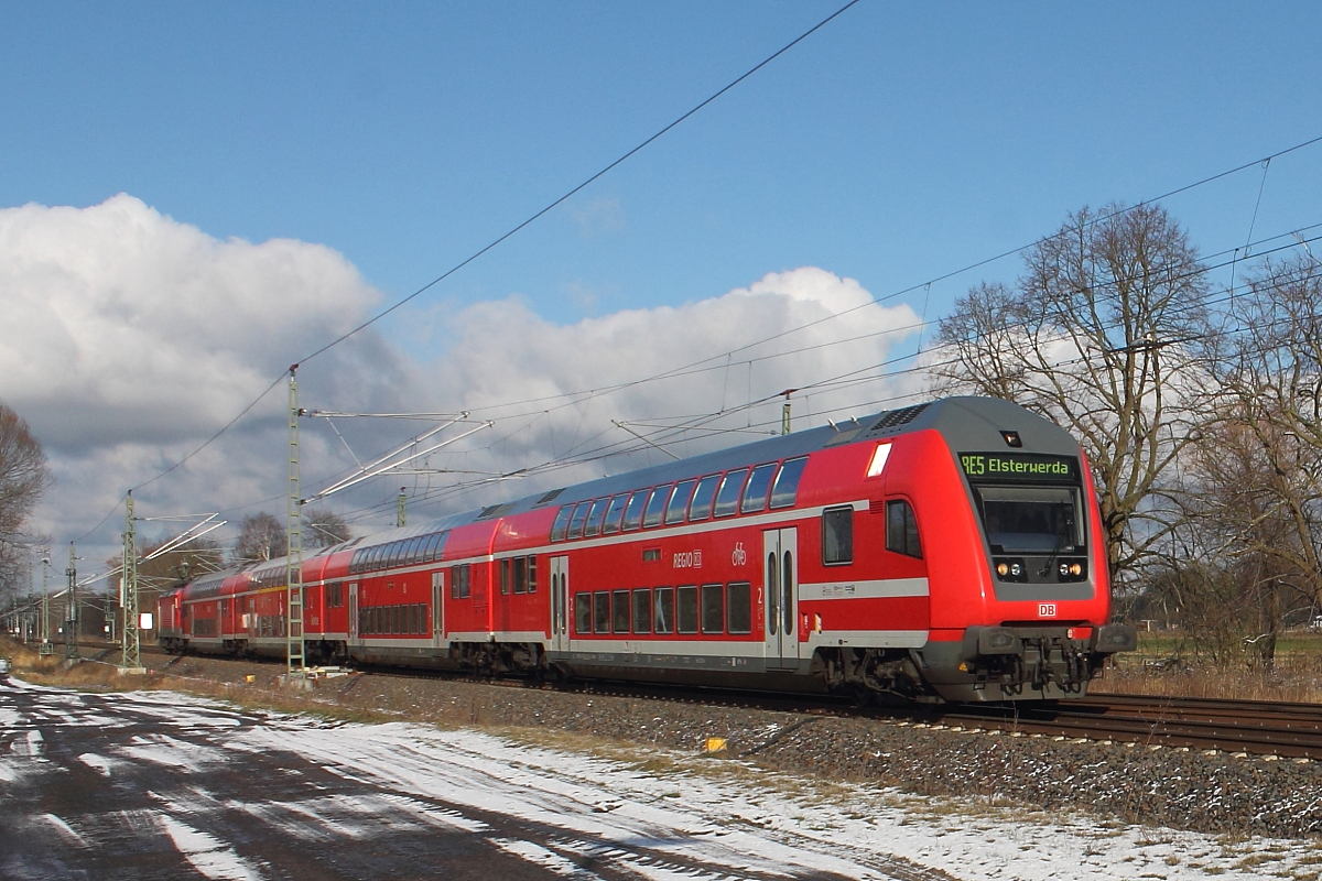 Die 112 188-8 schiebt den RE 4359 auf der RE 5 von Rostock nach Elsterwerda am 05.02.2018 durch Nassenheide.