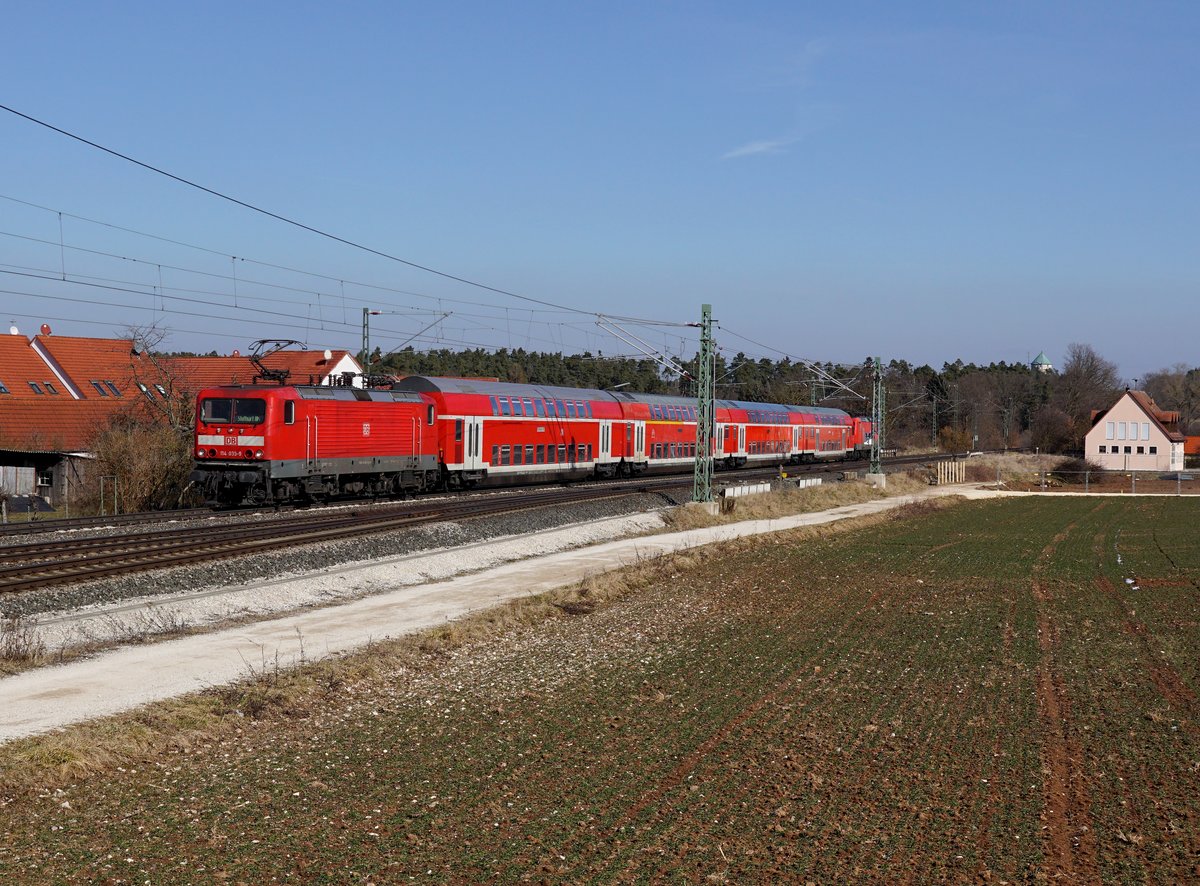 Die 114 035 mit einem RE nach Stuttgart am 24.02.2018 unterwegs bei Roßtal.