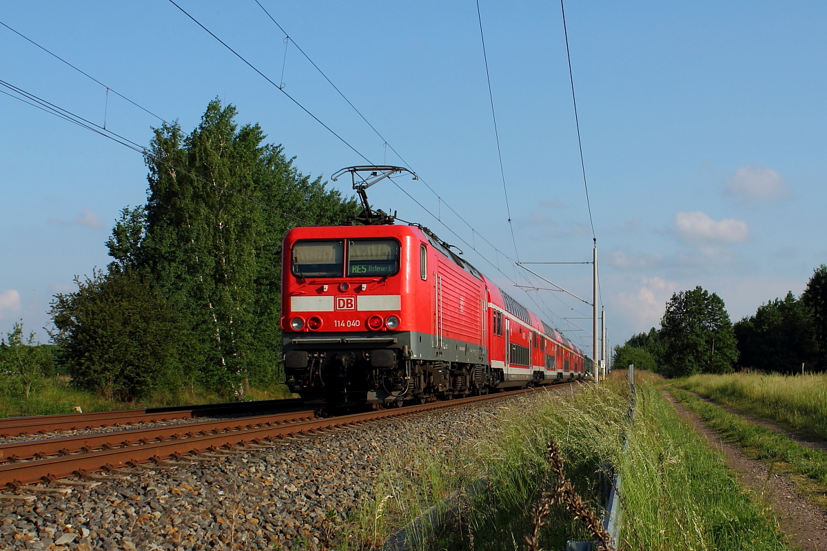 Die  114 040 schiebt am 01.06.2016 den RE 4365 auf der RE 5 von Rostock Hbf nach Elsterwerda durch Nassenheide.