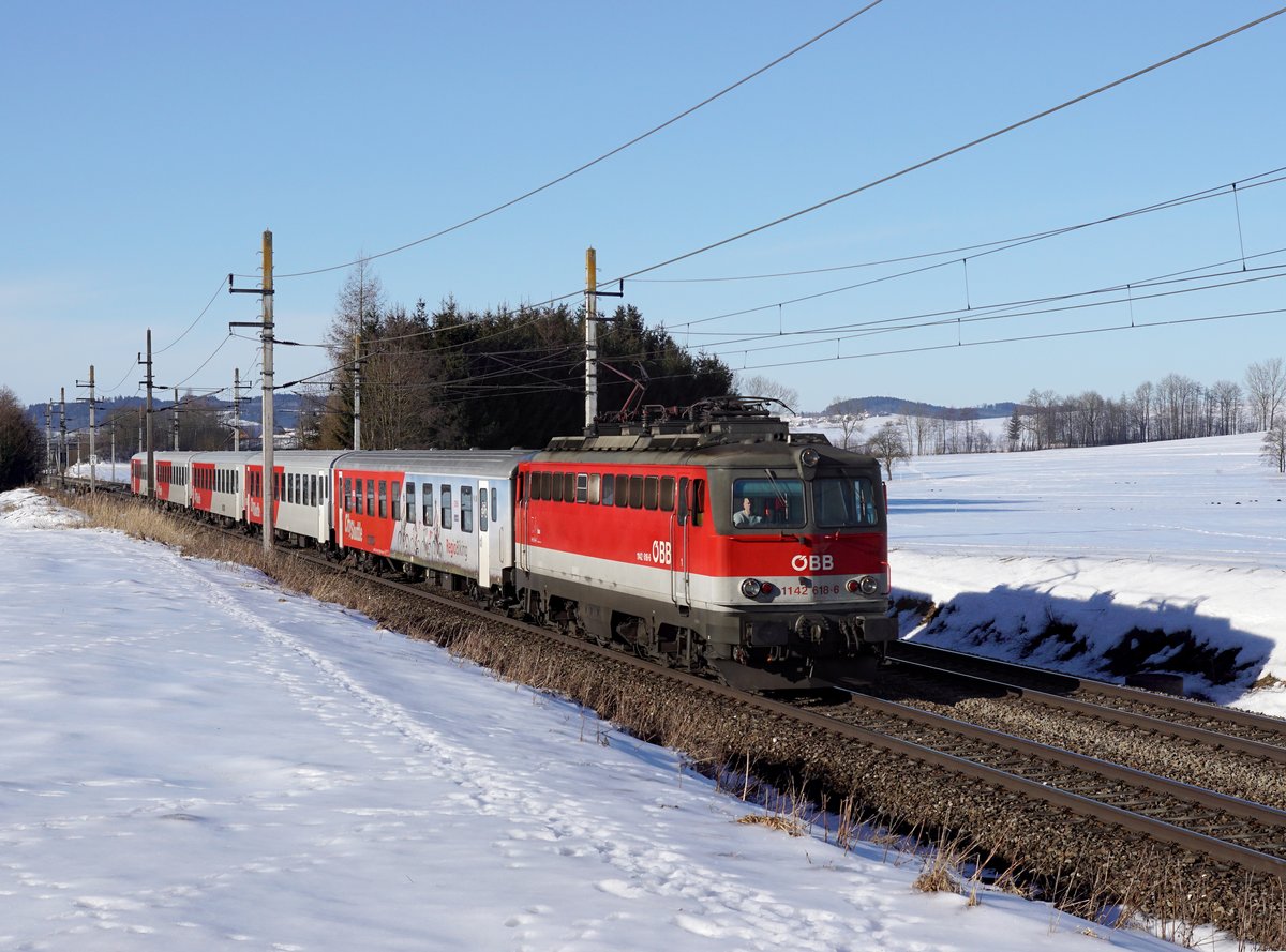 Die 1142 618 mit einem REX nach Linz am 05.02.2017 unterwegs bei Kimpling.