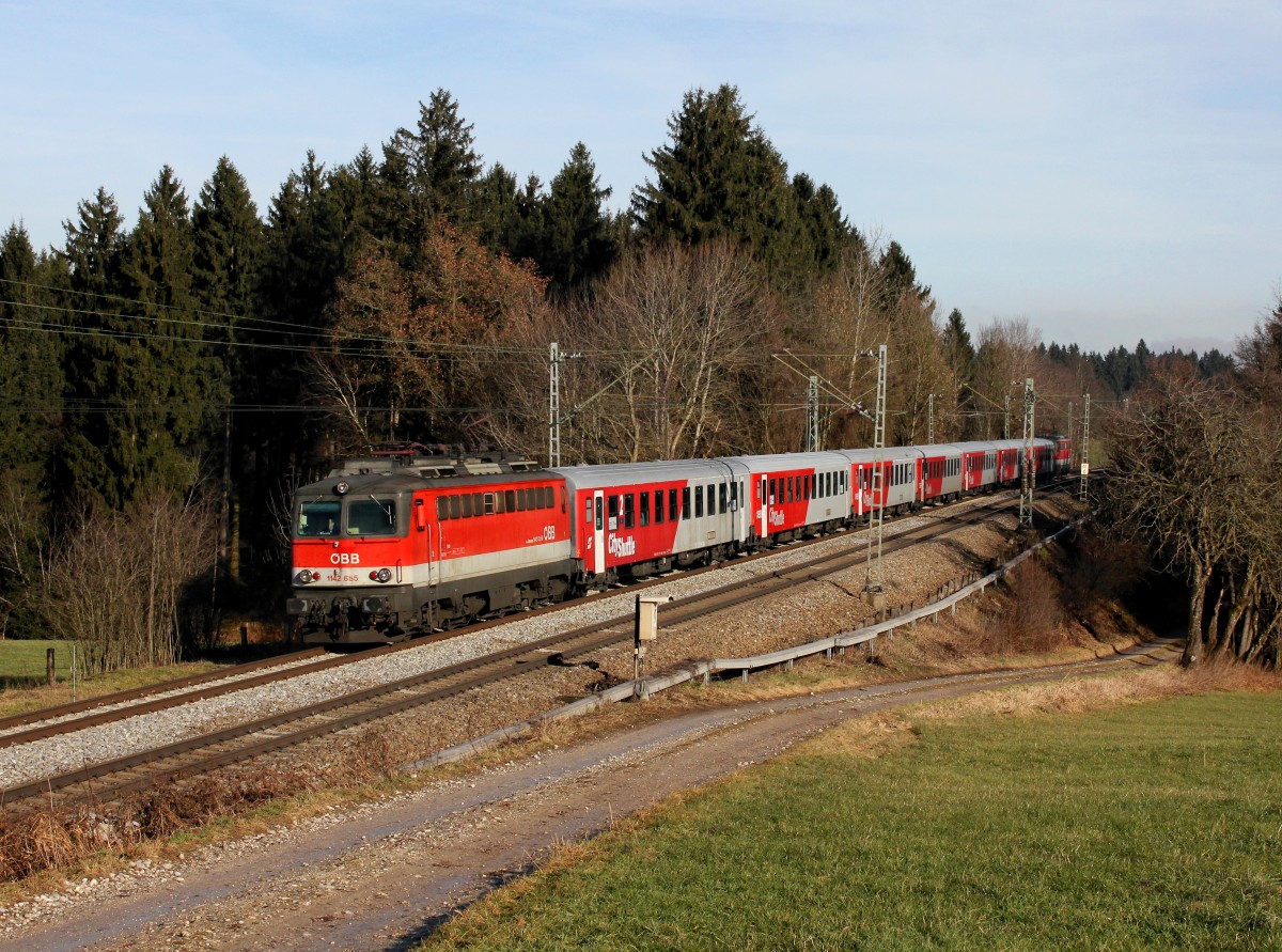 Die 1142 655 mit einem M nach München am 21.12.2013 unterwegs bei Grabenstätt.
