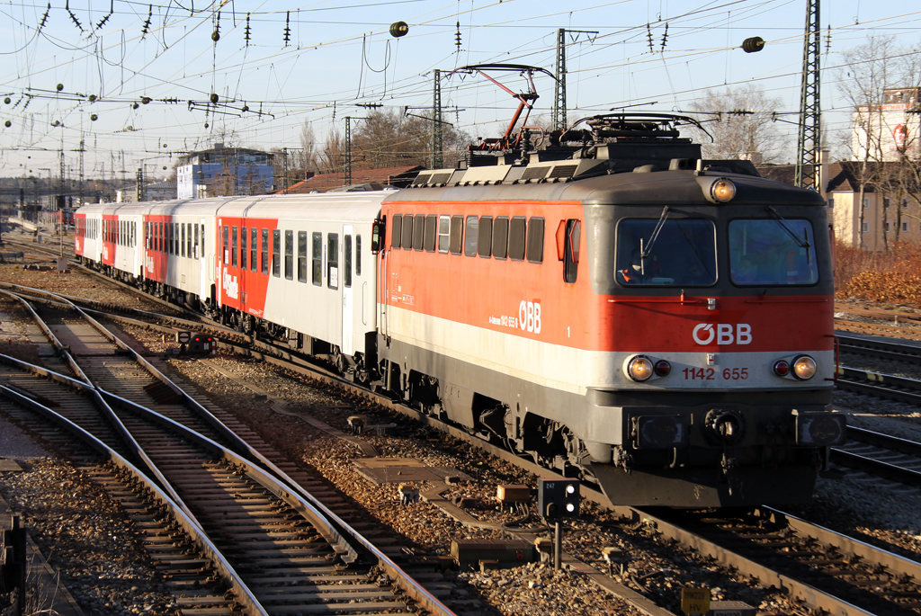 Die 1142 655 der ÖBB auf Meridian Testfahrt von München nach Kufstein in Rosenheim am 10.12.2013 
