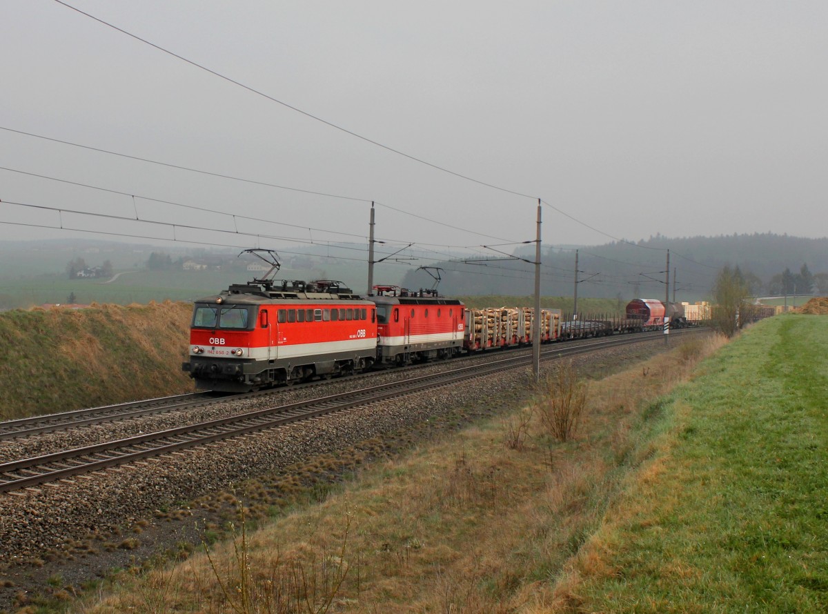 Die 1142 658 und die 1144 058 mit einem Güterzug am 05.04.2014 unterwegs bei Pöndorf.
