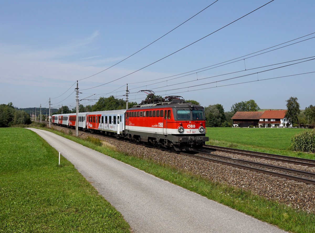 Die 1142 667 mit einem REX nach Linz am 09.09.2017 unterwegs bei Heitzingerau.