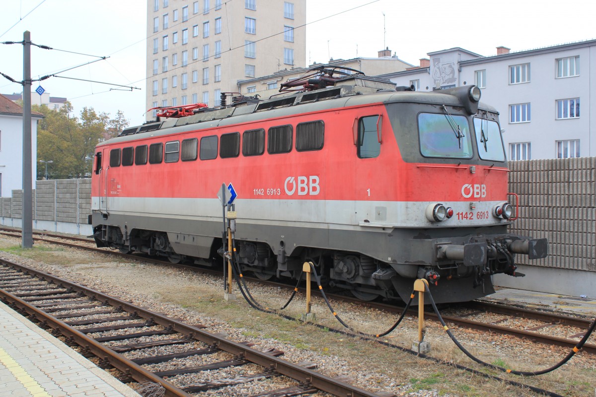 Die 1142-6913 stand im November 2011 im Bahnhof Krems an der Donau auf einem Abstellgleich.