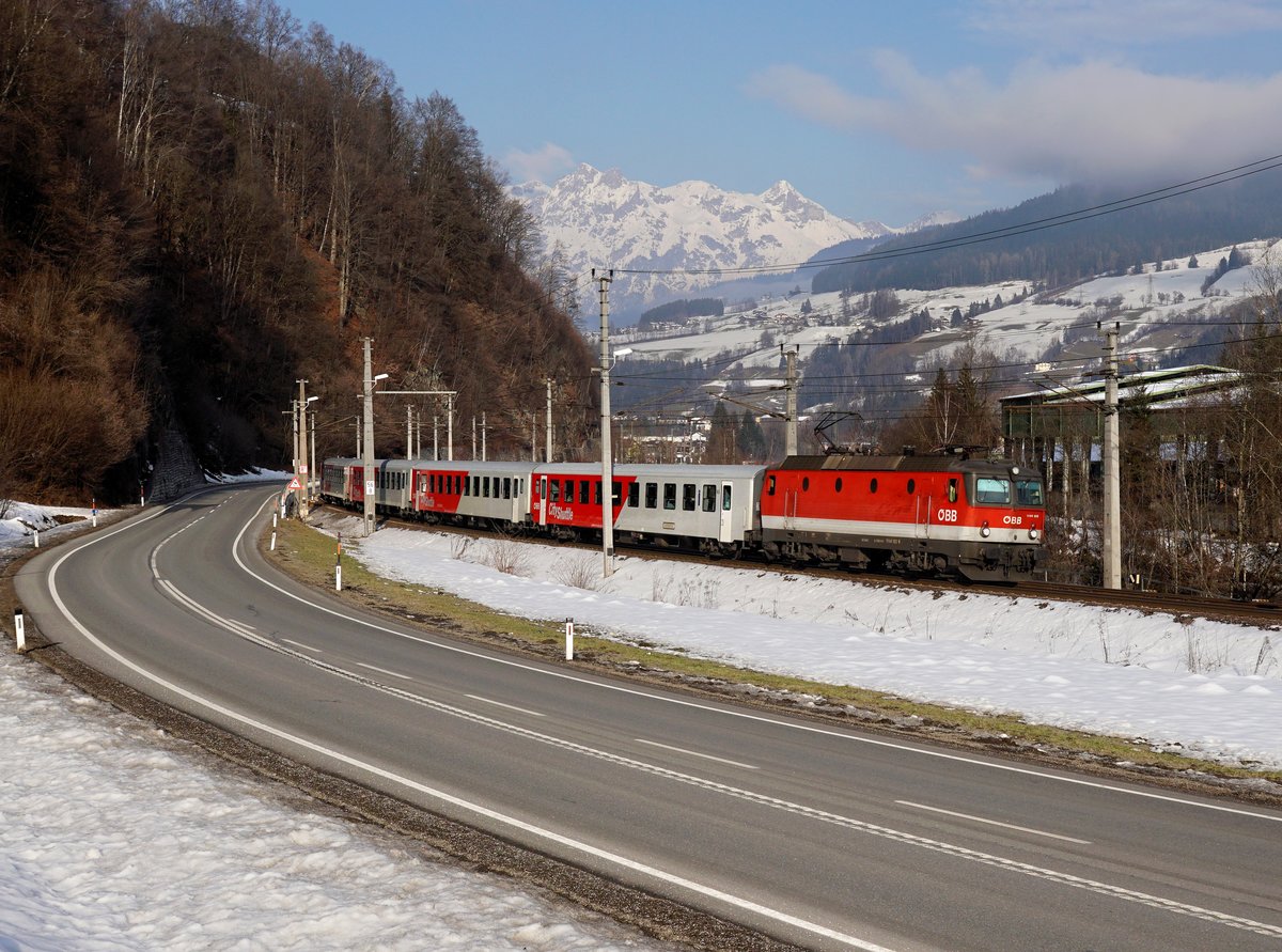 Die 1144 103 mit einem REX am 13.01.2018 unterwegs bei Mitterberghütten.