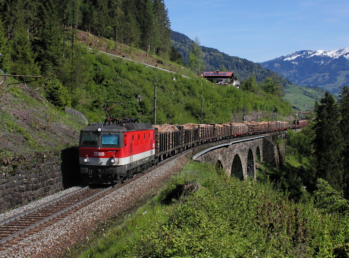 Die 1144 238 mit einem Güterzug am 21.05.2016 unterwegs bei Bad Hofgastein.