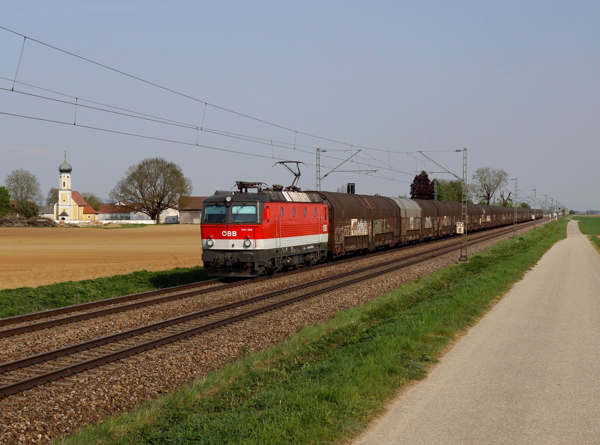 Die 1144 268 mit einem Autozug am 22.04.2018 unterwegs bei Amselfing.