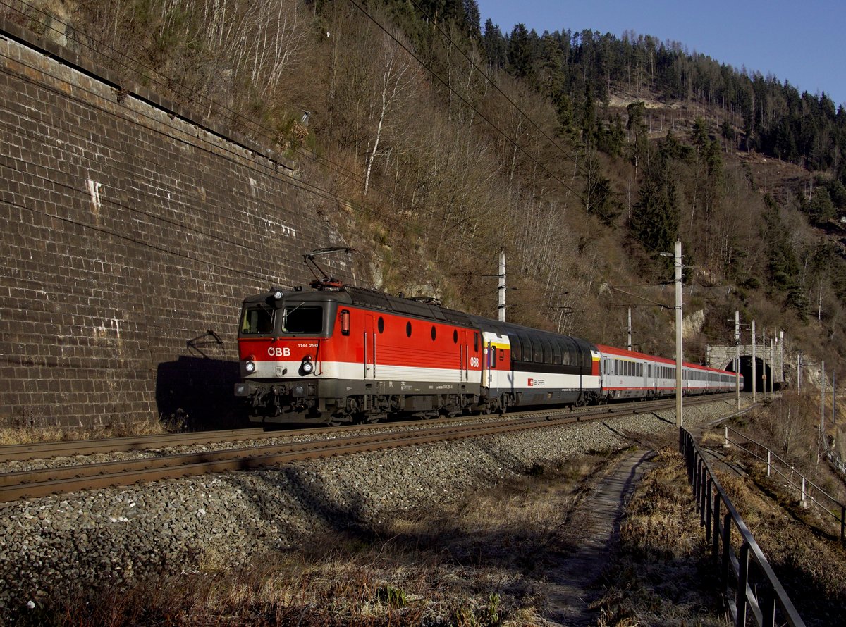 Die 1144 290 mit einem EC nach Zürich am 17.12.2016 unterwegs bei St. Michael.
