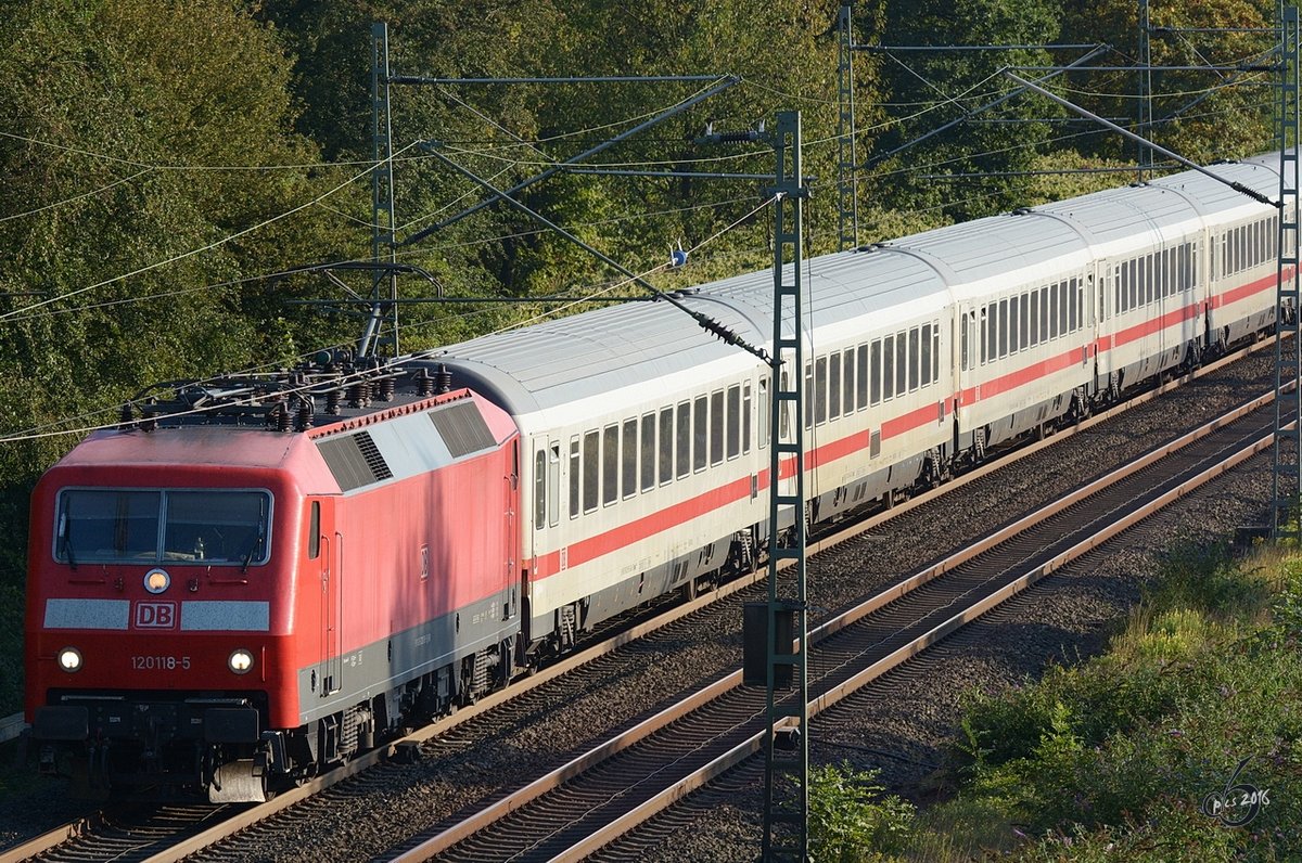 Die 120 118-5 mit einem IC in Düsseldorf. (Aufnahme vom 24.09.2016)