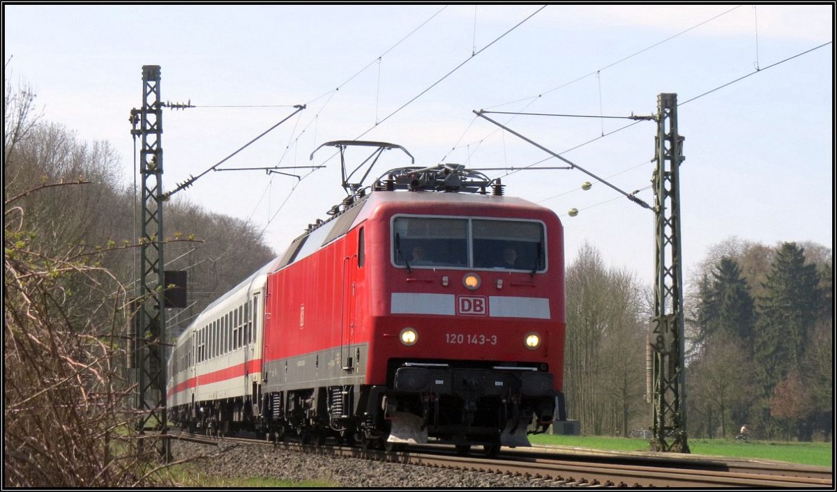 Die 120 143-3 ist mit dem IC 1918 nach Berlin unterwegs,hier zu sehen bei Rimburg unweit von Übach Palenberg auf der Kbs 485 Anfang April 2015.