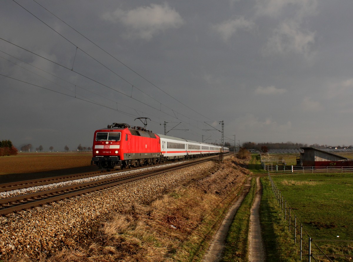 Die 120 145 mit einem Flüchtlingssonderzug am 27.11.2015 unterwegs bei Stephansposching.