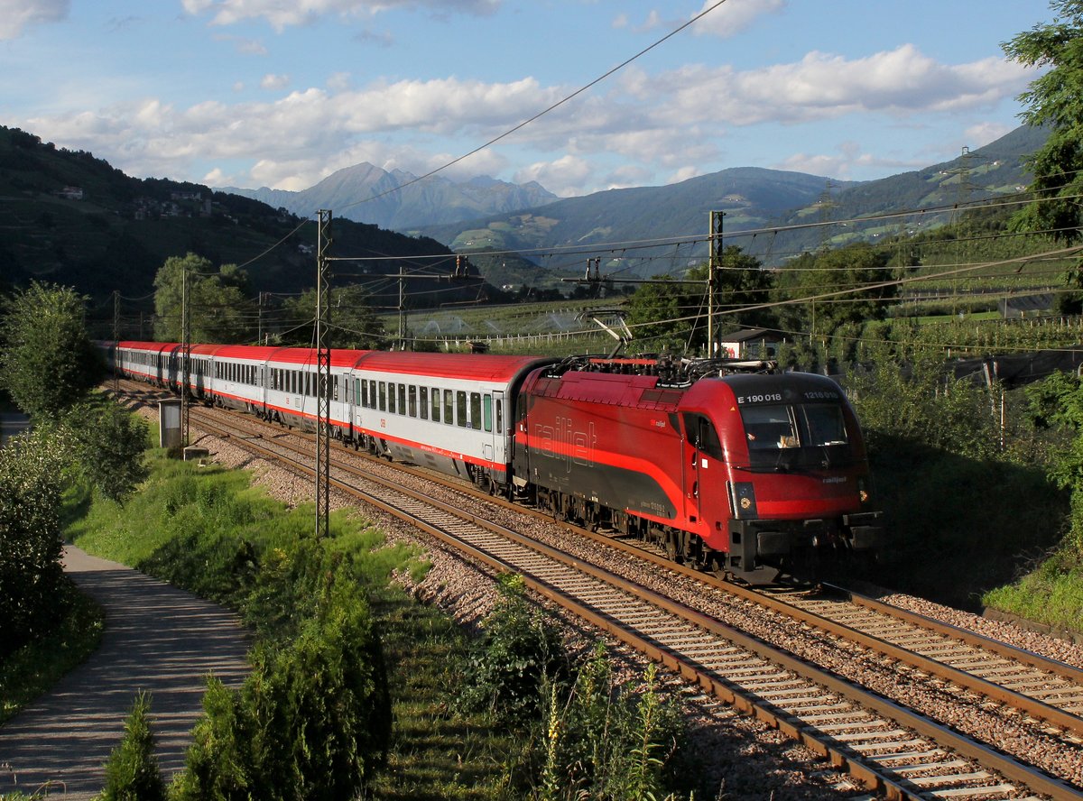 Die 1216 018 mit einem Brenner EC am 09.07.2016 unterwegs bei Albes.