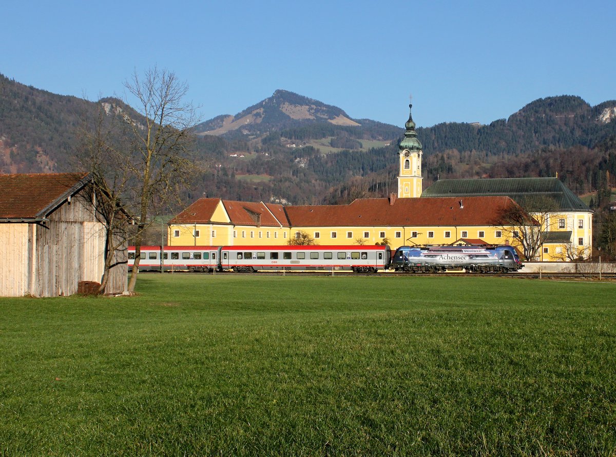 Die 1216 019 mit einem Brenner EC am 10.12.2016 unterwegs bei Niederaudorf.