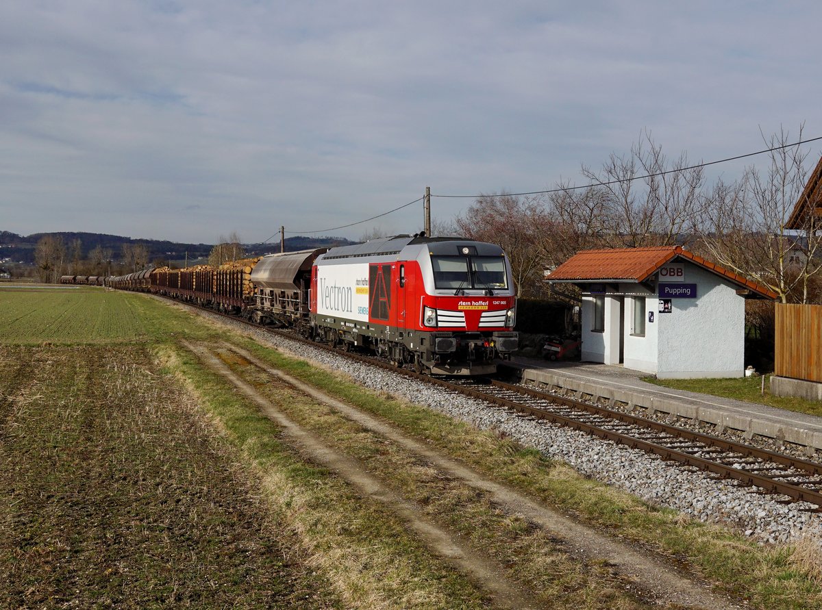 Die 1247 905 mit einem Güterzug am 30.03.2018 bei der Durchfahrt in Pupping.