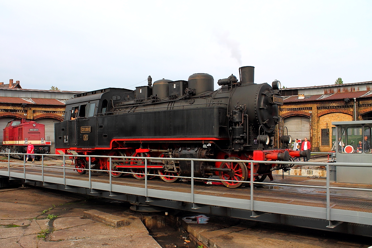 Die 131.060 des HEW e. V. präsentiert sich beim 13. Eisenbahnfest in Berlin-Schöneweide am 17.09.2016 auf der Drehscheibe.
Die Maschine wurde 1942 im Resita Werk in Rumänien gebaut.
Sie hat eine Leistung von 600 PS und eine maximale Geschwindigkeit von 65 km/h.
