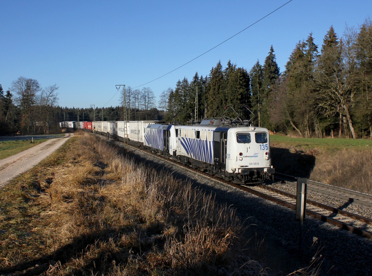 Die 139 135 und die 185 663 mit einem KLV-Zug am 24.12.2015 unterwegs bei Teisendorf.