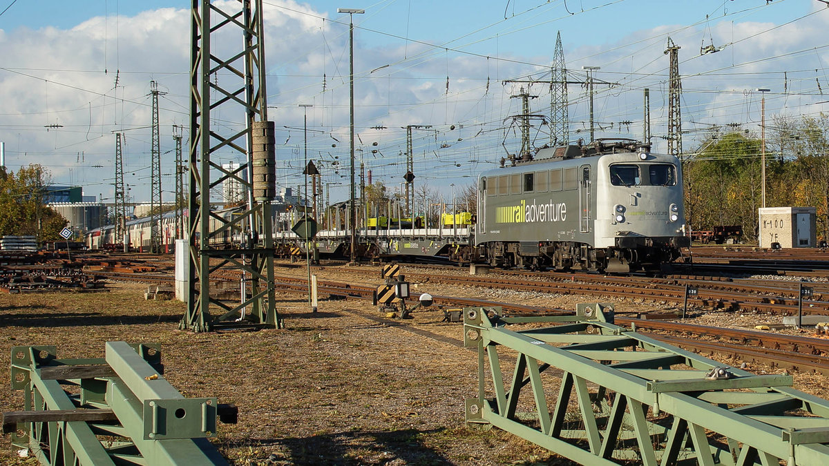 Die 139 558-1  Albert Jonker  (91 80 6139 558-1 D-RADVE) der RailAdventure GmbH überführt den TWINDEXX Swiss Express RABe 502 004-6 zurück in die Schweiz.
Basel am 27.10.17