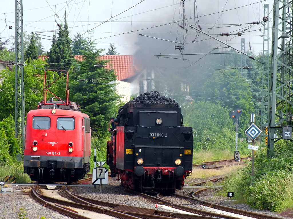 Die 140 184-3 hat ihre Wagons abgeliefert und fährt nun nach dem rangieren der 03 1010-2 zusammen in den Lüneburger Bf ein (Paralleleinfahrt). 13.06.2015