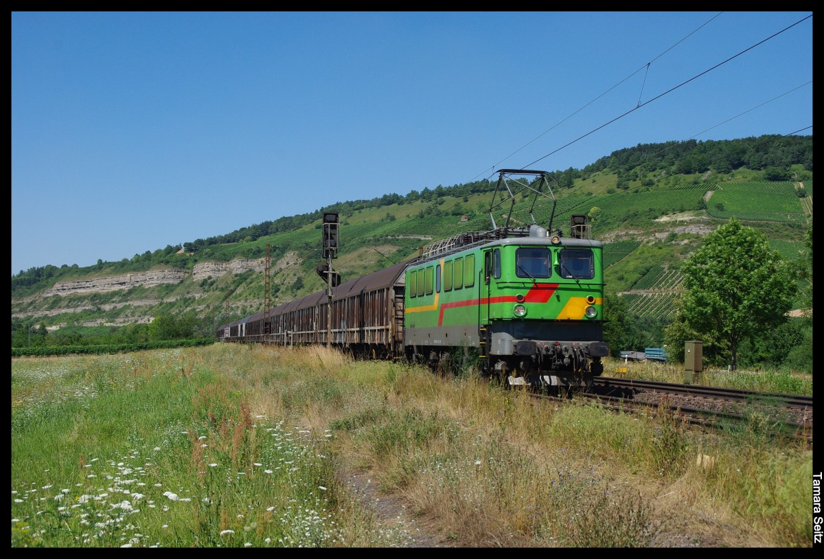 Die 142 130 der Bayernbahn erreicht in wenigen Minuten Würzburg. Hier passiert die Lok mit ihrem Henkelzug gerade Thüngersheim im Maintal. 01.08.2013