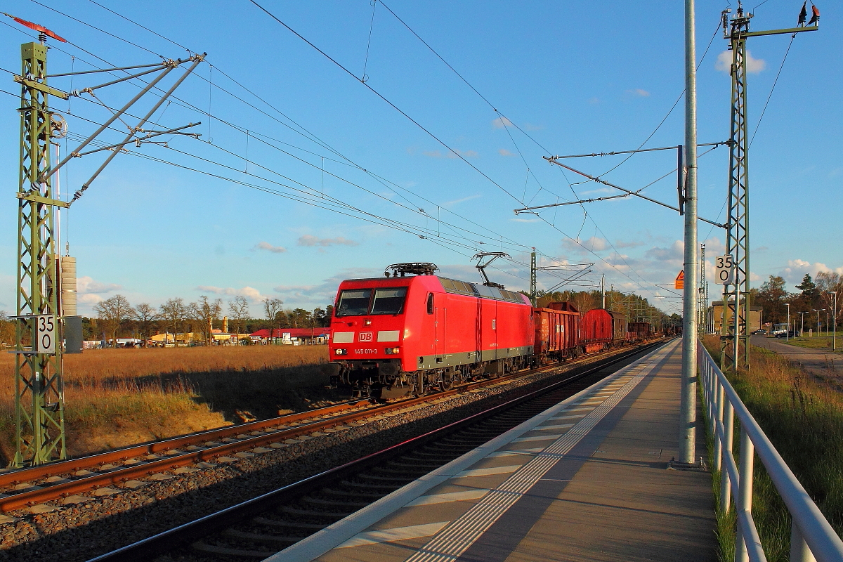 Die 145 011-3 mit einem gemischten Güterzug am 17.04.2016 bei der Fahrt durch Bahnhof Nassenheide.