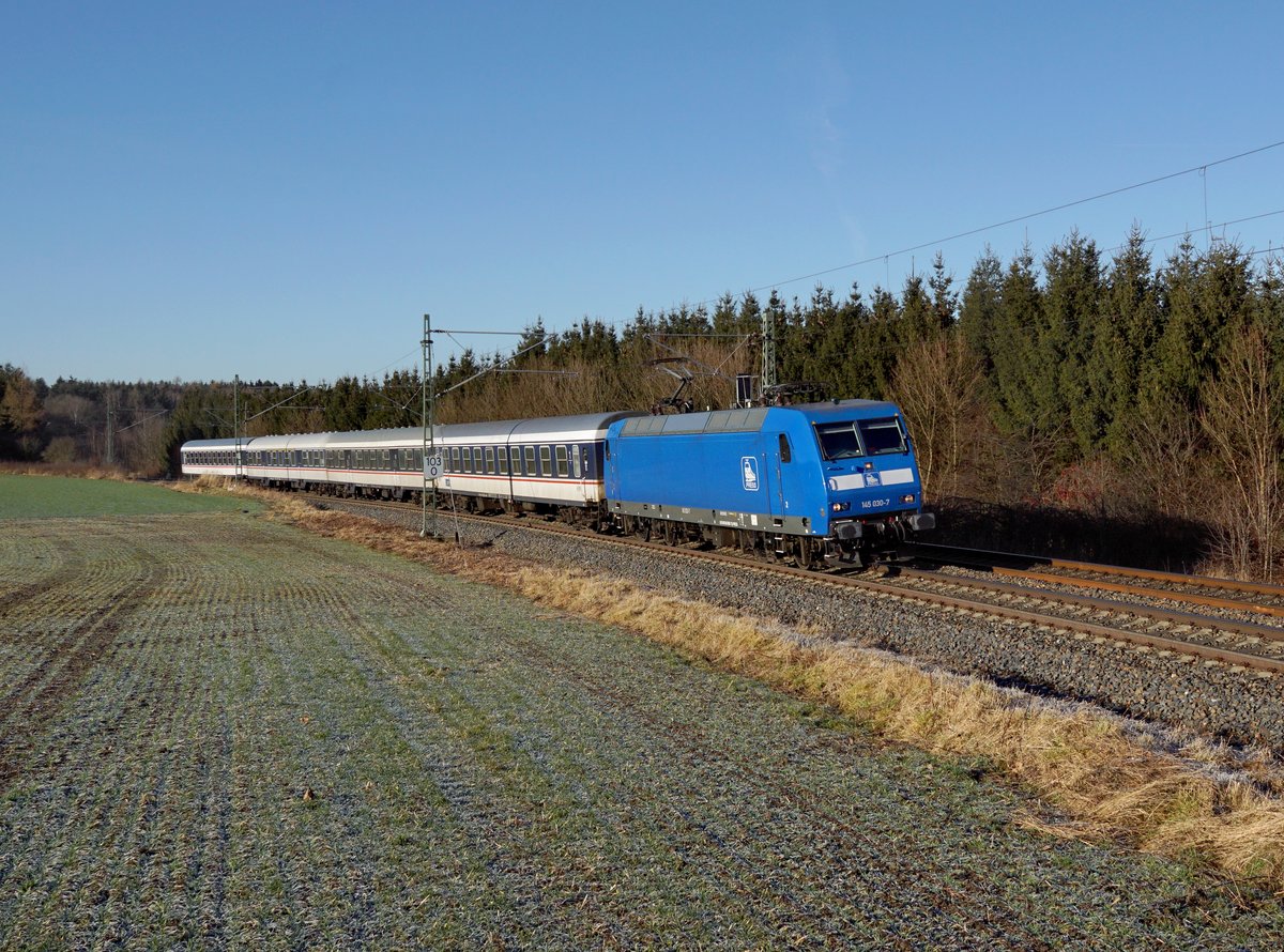 Die 145 030 mit einem RE nach Dresden am 30.12.2016 unterwegs bei Herlasgrün.