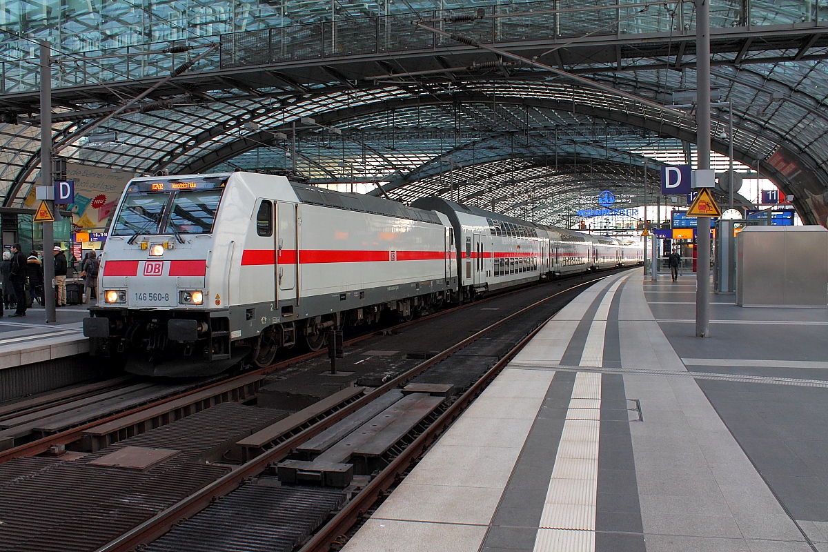 Die 146 560-8 mit dem IC 2432 am 13.03.2017 aus Cottbus nach Norddeich Mole beim Halt in Berlin Hauptbahnhof.