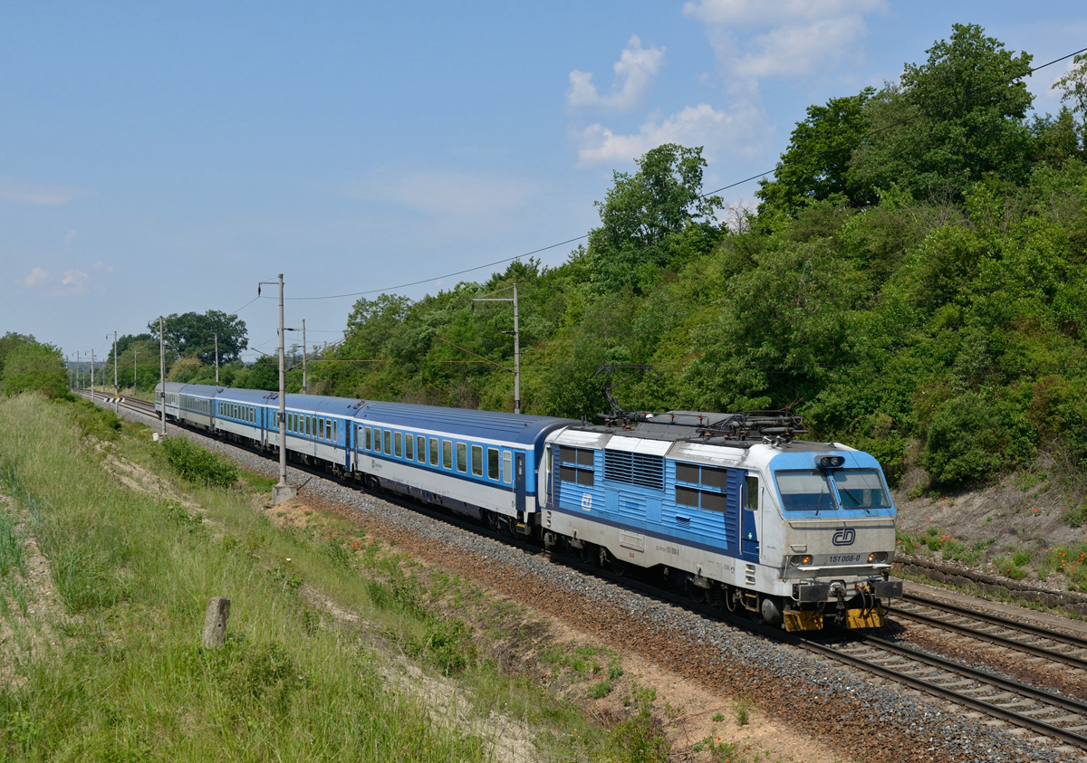 Die 151 008 bespannte am Vormittag des 27. Mai 2018 den EC 115  Cracovia  von Praha hl.n nach Kraków Glówny, und wurde von mir in Sruby fotografiert.