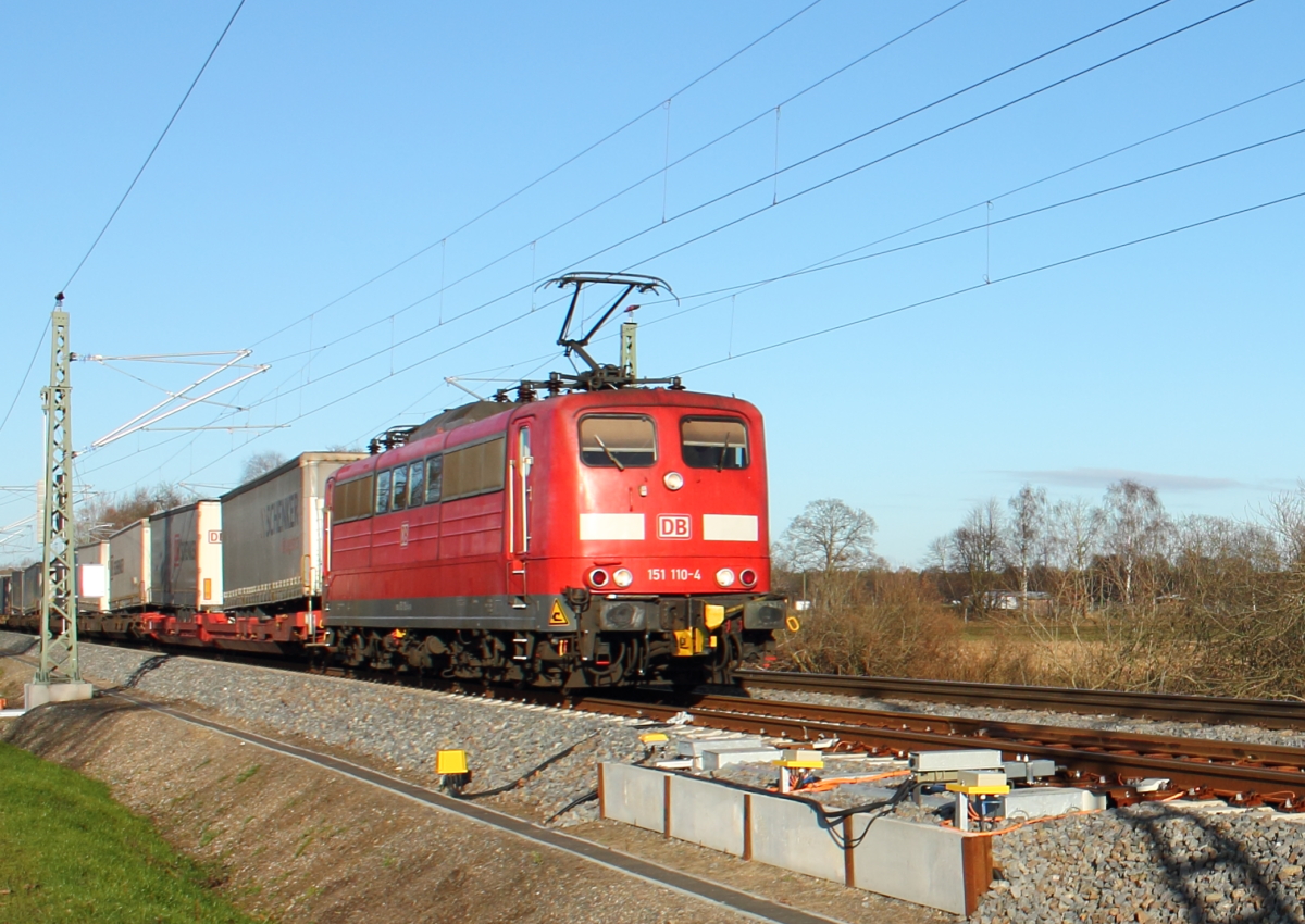 Die 151 110-4 mit DB-Schenker Aufliegern bei der Durchfahrt am 25.11.2013 in Nassenheide.
