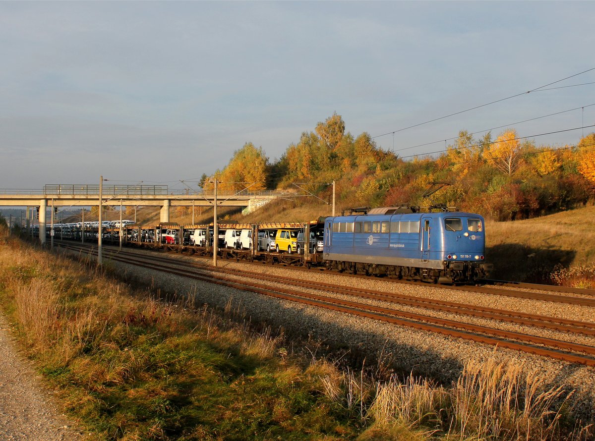 Die 151 118 mit einem Autozug am 28.10.2016 unterwegs bei Hebertshausen.