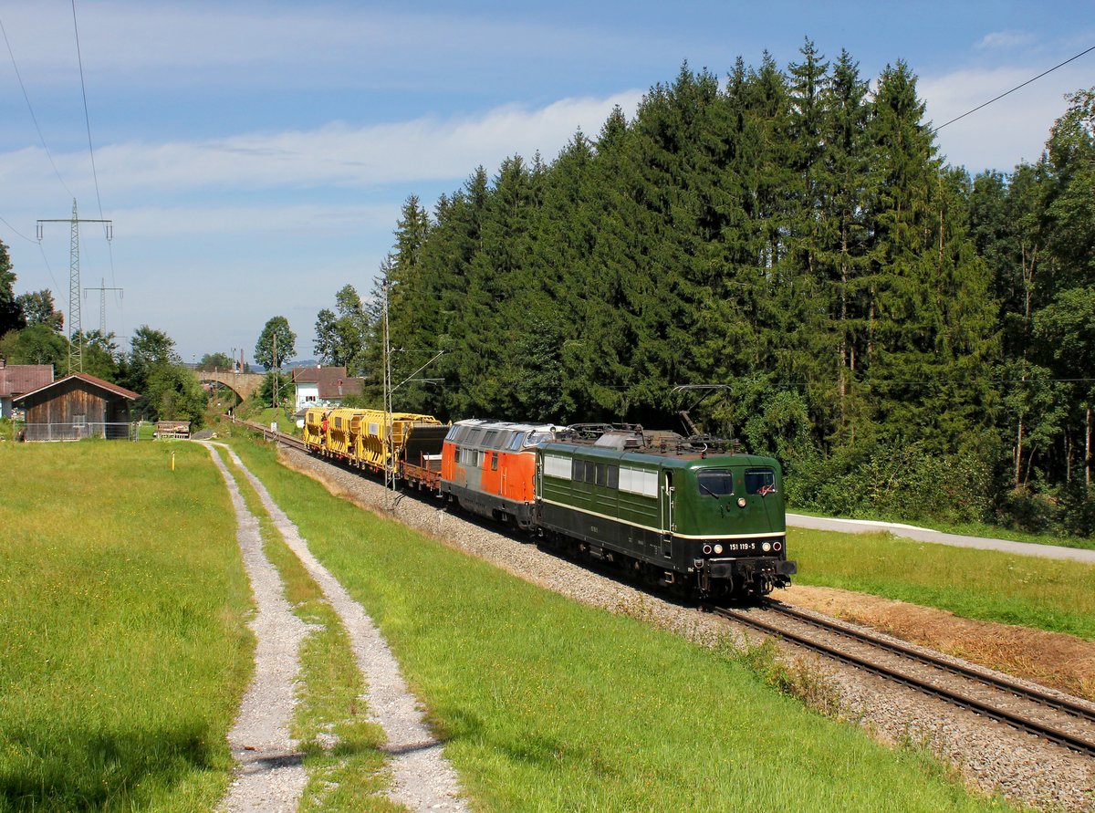 Die 151 119 und die 221 134 mit einem Bauzug am 20.08.2016 unterwegs bei Hammerau.