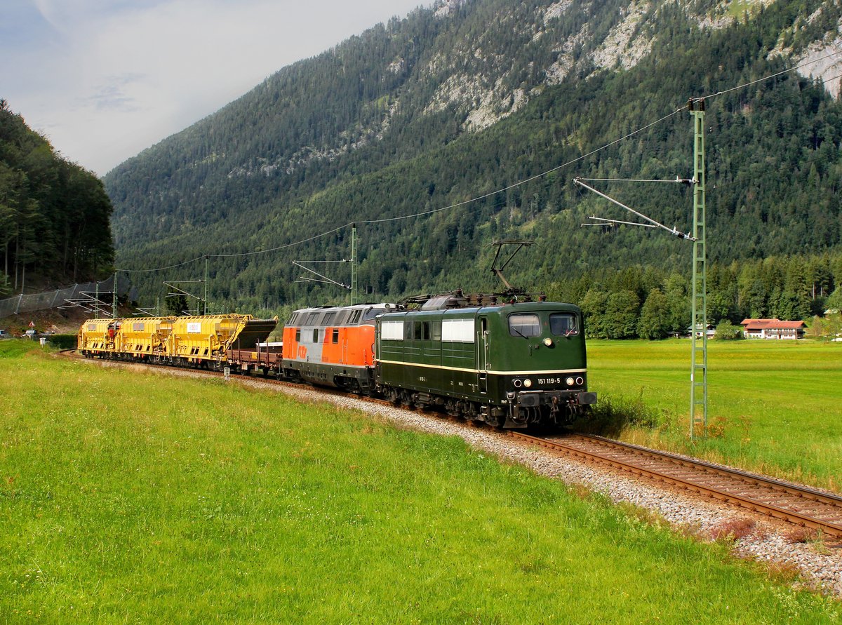 Die 151 119 und die 221 134 mit einem Bauzug am 20.08.2016 unterwegs bei Bischofswiesen.