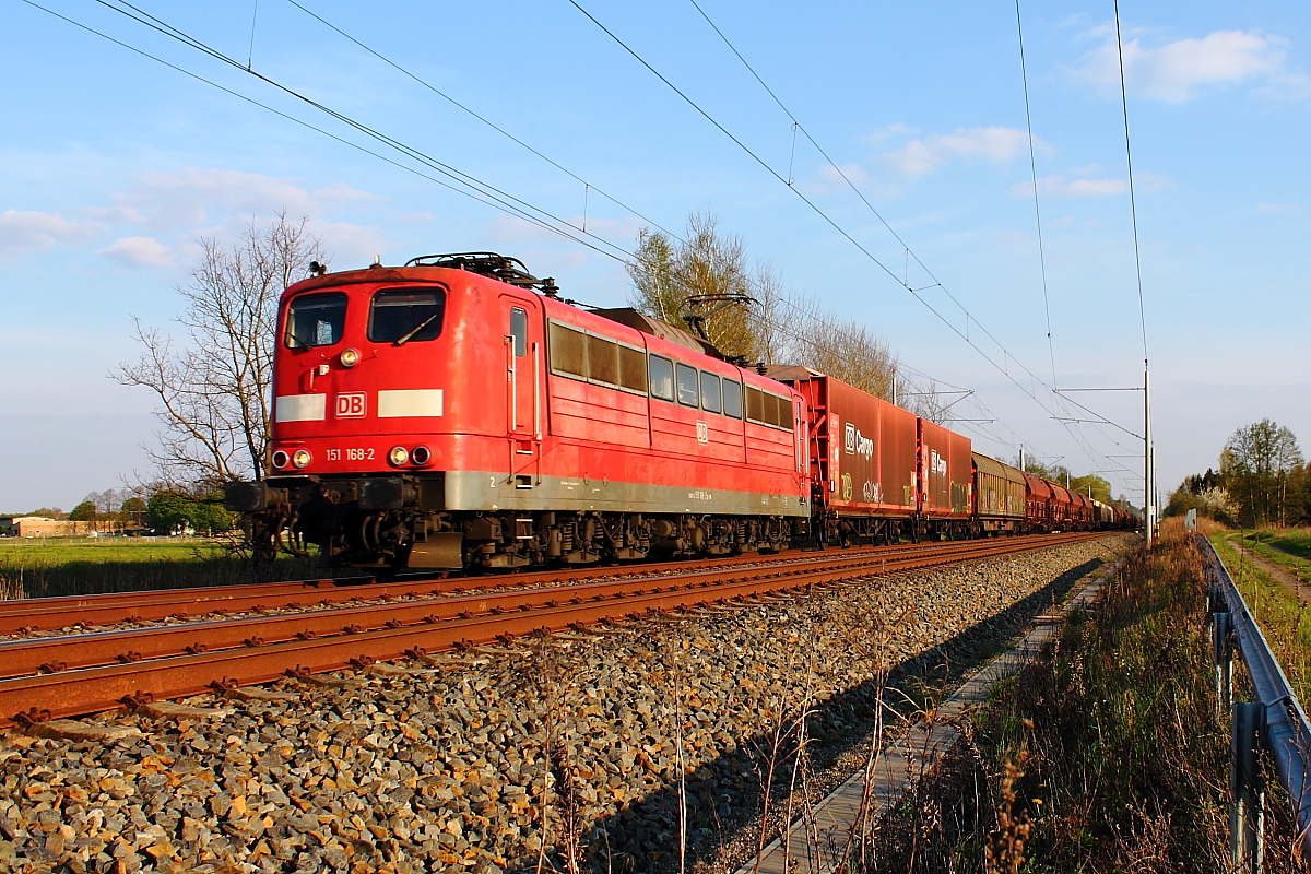 Die 151 168-2 mit einem gemischten Güterzug bei der Durchfahrt am 01.05.2016 durch Nassenheide.