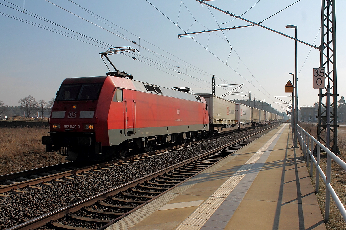 Die 152 049-3 mit einem KLV Zug am 04.03.2018 in Nassenheide.