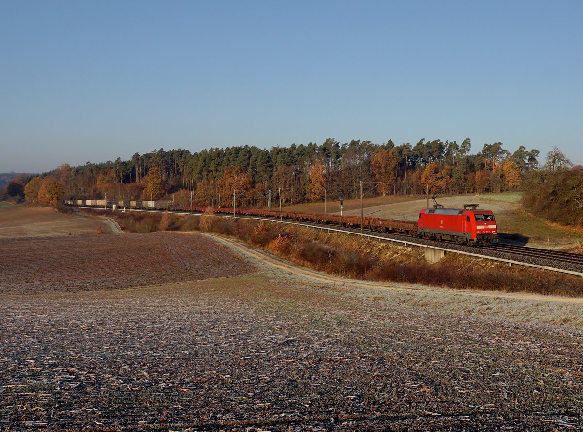 Die 152 082 mit einem Güterzug am 17.11.2018 unterwegs bei Alberndorf.