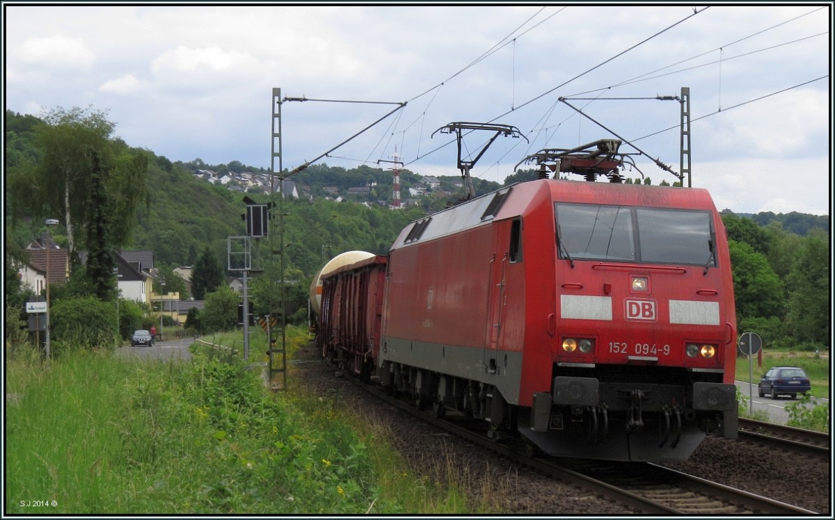 Die 152 094-9 ,unterwegs mit ihrer Güterfracht im Gleisbogen bei Erpel am Rhein am 14.Juni 2014.