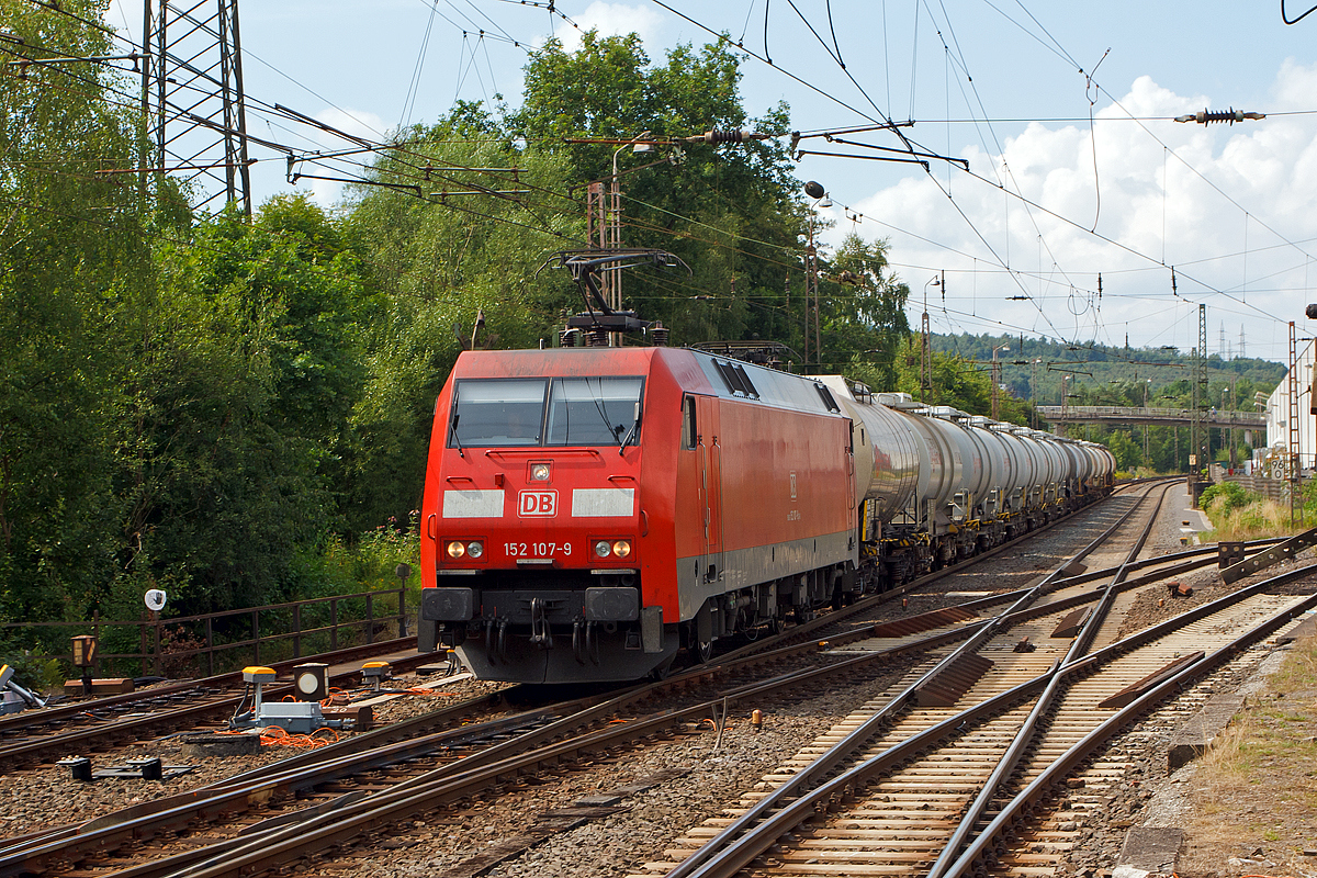 
Die 152 107-9 der DB Schenker Rail Deutschland AG fährt am 26.07.2014 mit einem Kesselwagenzug durch Kreuztal in Richtung Süden, hier kurz vorm Bf Kreuztal. (Hinweis: Aufgenommen vom Bahnsteig 1).

Die Siemens ES 64 F wurde 2000 von Siemens Krauss-Maffei in München Siemens unter der Fabriknummer 20234 gebaut, sie hat aktuelle NVR-Nr.  91 80 6152 107-9 D-DB und die  EBA 96Q15A 107.