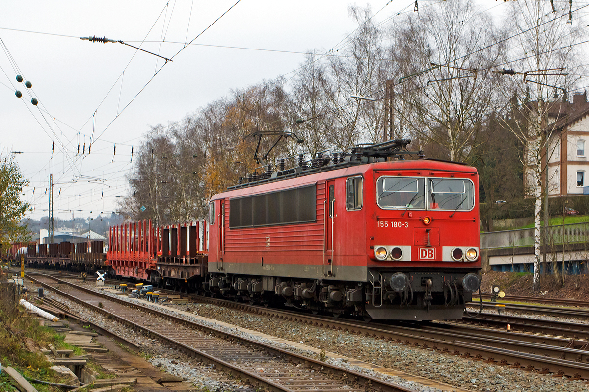 
Die 155 180-3 (91 80 6155 180-3 D-DB) der DB Schenker Rail Deutschland AG, ex DR 250 180-7, kommt am 22.11.2014 mit einem Güterzug aus Richtung Hagen in Kreuztal an.