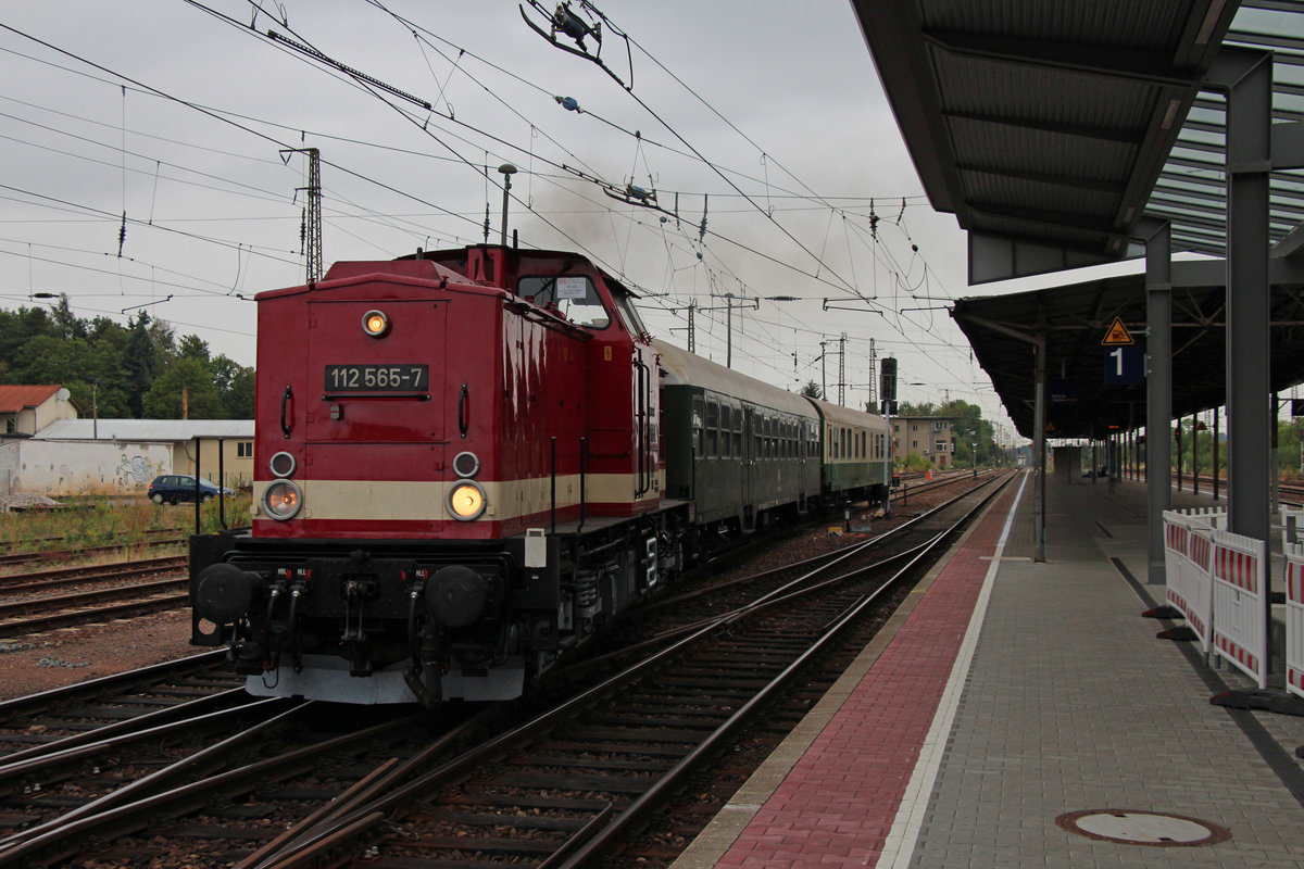 Die 16 Kilometer lange RB37 zwischen Glauchau (Sachs) und Gößnitz wird von der Erzgebirgsbahn mit Triebzügen der Baureihe 642 bedient. Aufgrund von Triebfahrzeugmangel hatte schon vor geraumer Zeit die City-Bahn Chemnitz ausgeholfen mit Triebwagen der Baureihe 650. Da die City-Bahn den Triebwagen wieder gebraucht hat wurde bei der PRESS (Eisenbahn-Bau- und Betriebsgesellschaft Pressnitztalbahn mbH) nachgefragt ob man aushelfen könne. In der Woche vom 27.08.2018 - 31.08.2018 wurde dann mit 112 565-7 und grünen Silberling und Bom gefahren. 

112 565-7 wird gerade bereitgestellt und wird kur danach als RB 23965 (Gößnitz - Glauchau) abfahren.