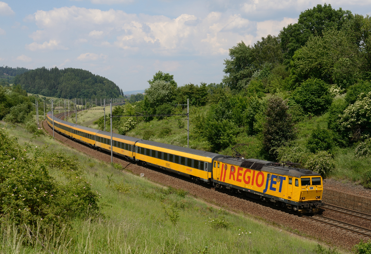 Die 162 120 war am 27. Mai 2018 mit dem RegioJet 1009 von Praha hl.n nach Havířov unterwegs, und wurde von mir in Česká Třebová fotografiert. 