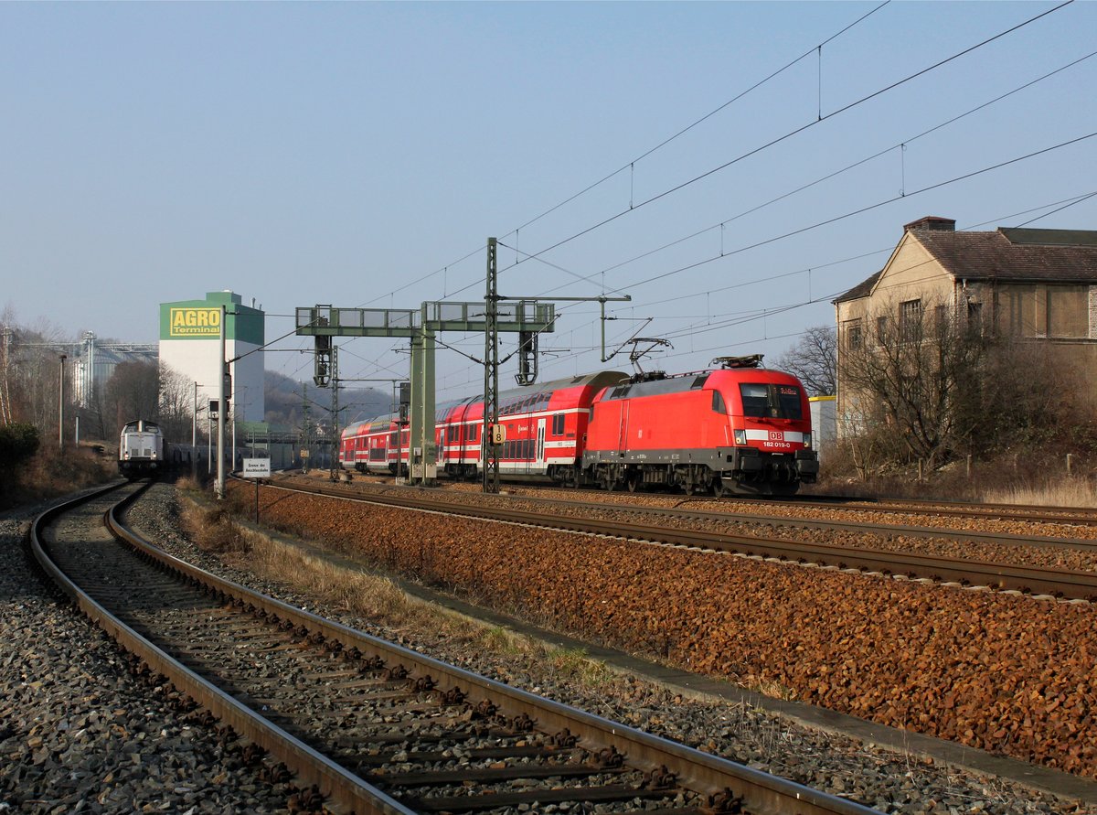 Die 182 019 mit einer S Bahn am 14.02.2015 unterwegs bei Pirna.