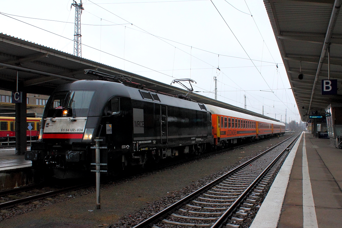 Die 182 534-8 der MRCE Dispolok steht abfahrbereit mit dem LOC 1819 am 18.12.2016 in Berlin-Lichtenberg nach Stuttgart Hbf.