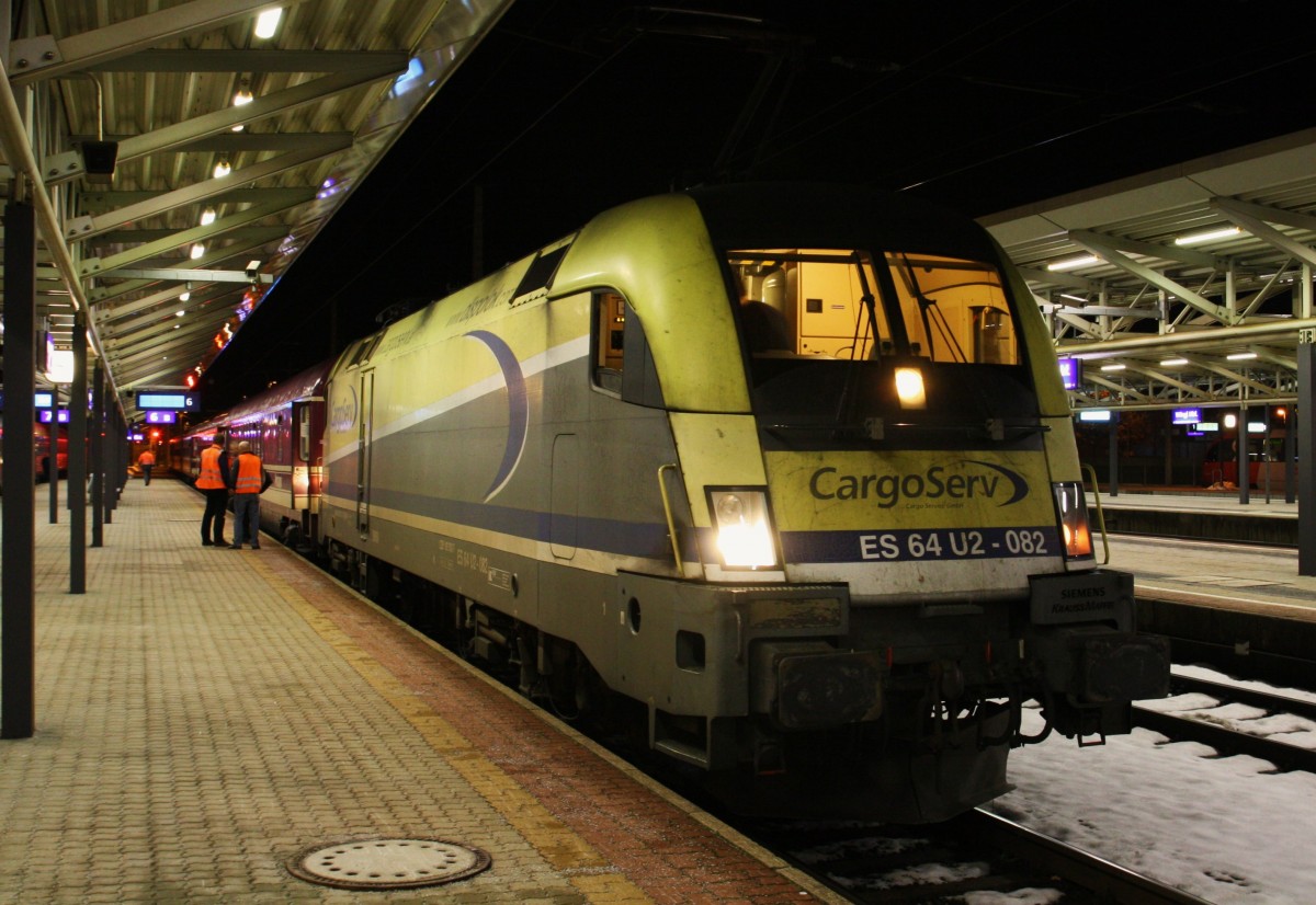 Die 182 582-7 der Cargo Serv steht am Abend des 10.1.2015 mit einem Teil des Schneeexpress nach Hamburg im Bahnhof Wörgl. Der Sonderzug kam von Mallnitz-Obervellach und ist bis Wörgl von der BR 182 gezogen wurden. Die Lok verkehrt über die Giselabahn als LZ zurück auf die Tauernstrecke. Den Zugteil nach Hamburg übernimmt die 185 691-3 von Railpool.