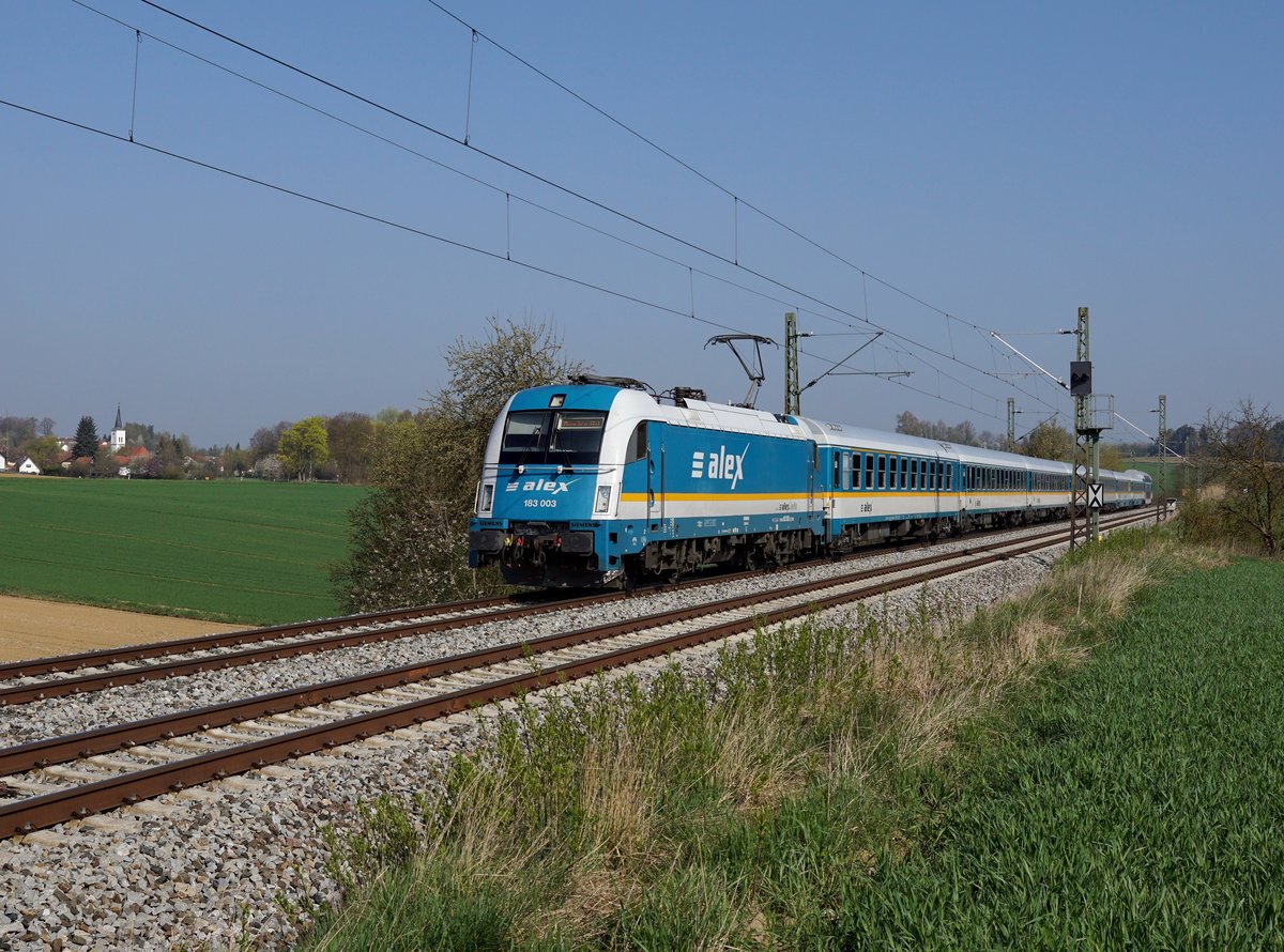 Die 183 003 mit einem ALEX nach München am 09.04.2017 unterwegs bei Ascholtshausen.