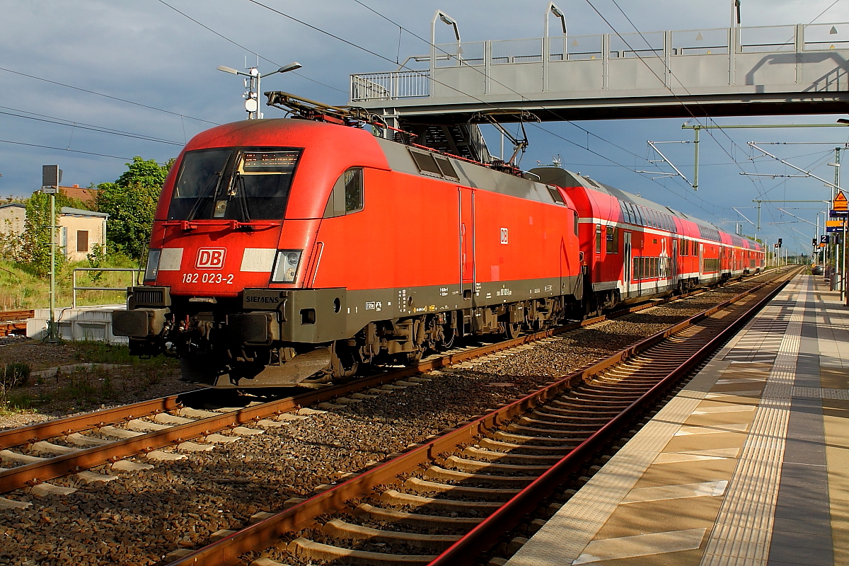 Die 183 023-2 zieht den RE 5 als RE 3516 vo Oranienburg nach Stralsund Hbf.
Hier beim Halt am am 14.05.2017 in Löwenberg (Mark).


