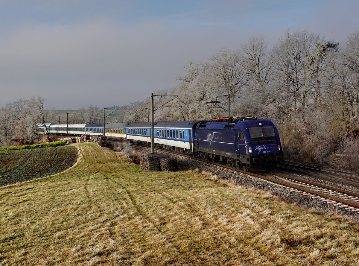 Die 183 500 mit einem ALX nach Prag/Hof am 26.12.2017 unterwegs bei Artlkofen.