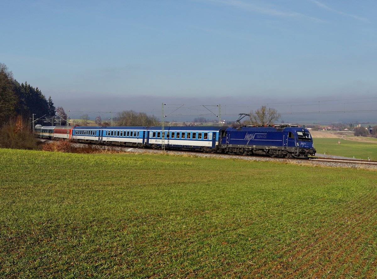 Die 183 500 mit einem ALX nach München am 26.12.2017 unterwegs bei Buchhausen.