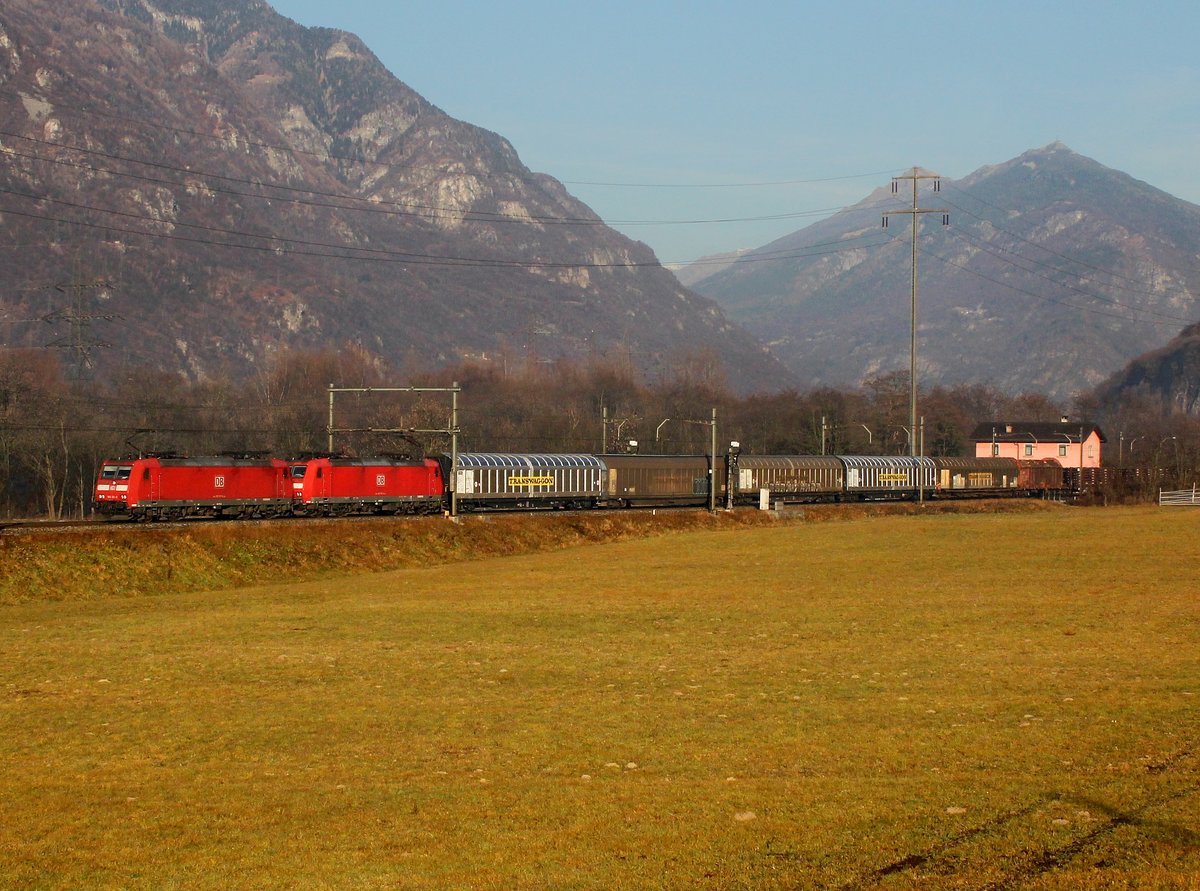 Die 185 131 und die 185 119 mit einem Güterzug am 19.12.2015 unterwegs bei Claro.